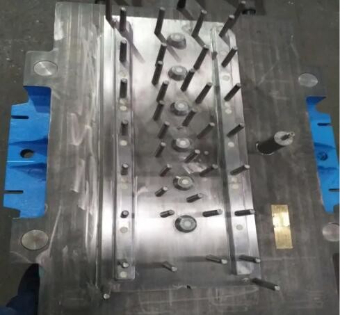 Quality Industrial Cylinder Head Mold Heat Treatment Surface Automatic Demoulding wholesale