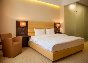 Quality Single Room Modern Hotel Bedroom Furniture , Hotel Guest Room Furniture wholesale