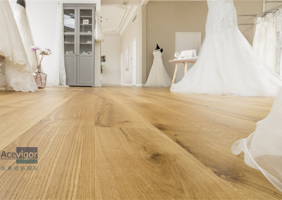 China Bespoke 20/6 x 300 x 2200mm ABC grade Oak Engineered Flooring for Royal Wedding Dress Pavilion in UK on sale