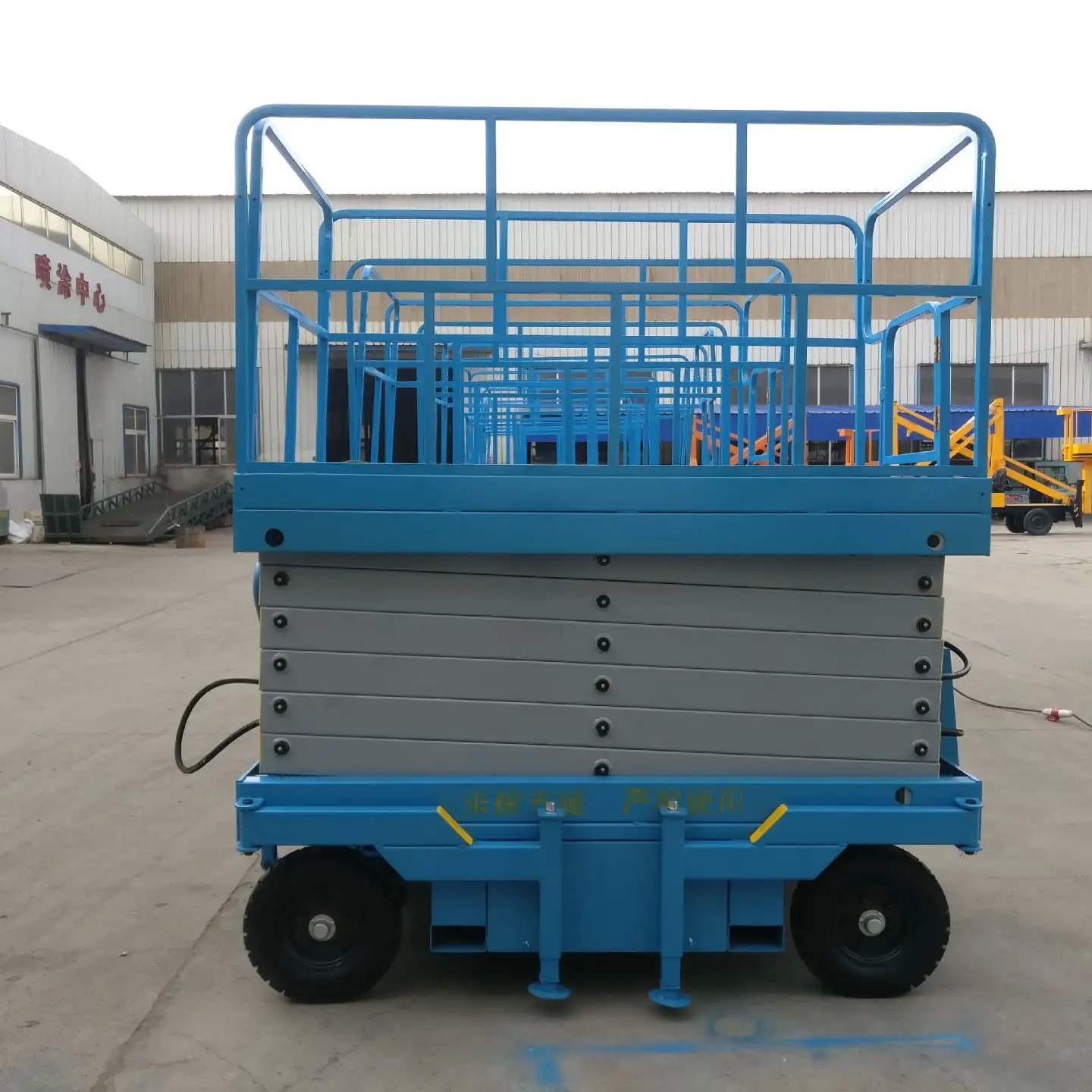 China 12m Hydraulic Lifting Platform Rough Terrain Scissor Lift No Manual Traction on sale
