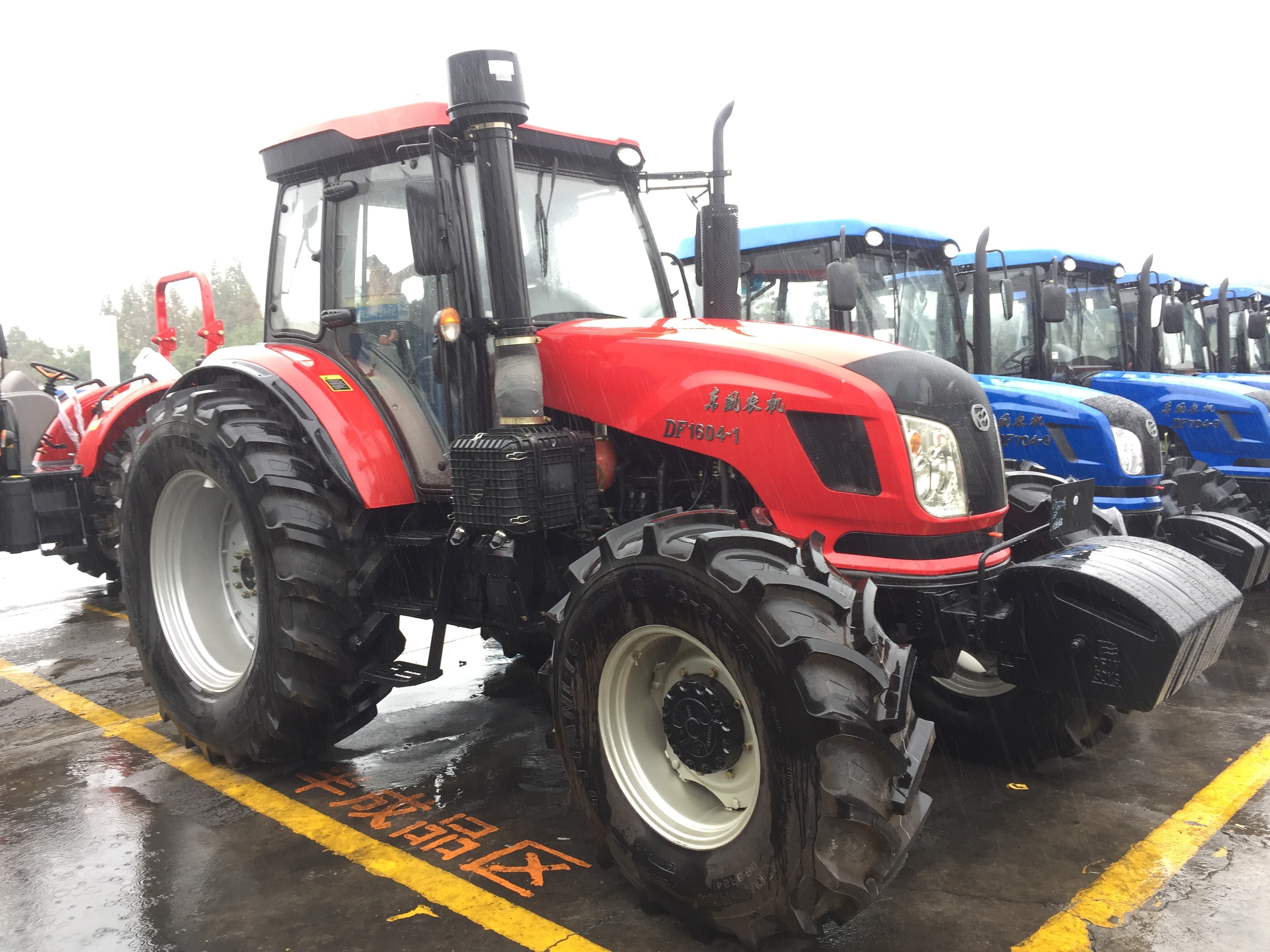 Quality DF1804 220hp Four Wheel Drive Tractor With 6 Cylinder Engine wholesale