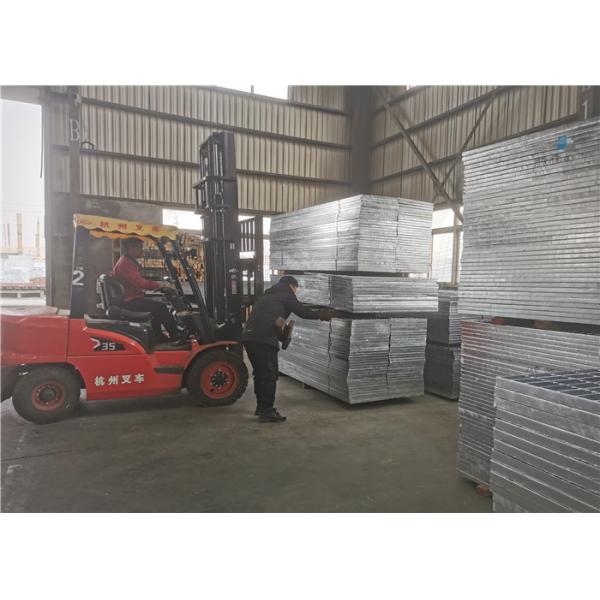 30*100mm Galvanized Welded Steel Grating Outdoor Metal Grate Walkway