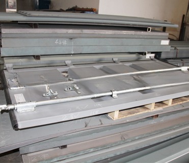 20ft 40ft Dry Cargo Shipping Container Doors with Finished Surface and Necessery Lead Acid Battery