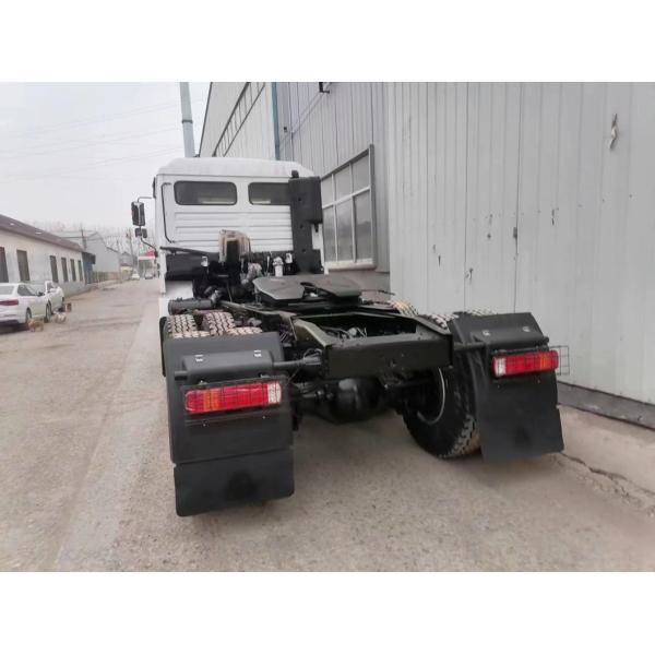 Hand 6X4 Sinotruck HOWO Manual Trucks Head Used Tractor Truck with Radial Tire Design