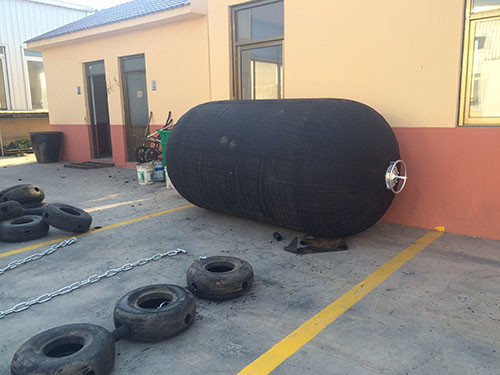 D1.5m×L2.0m Small Marine Yokohama Pneumatic Fender Light Flexible