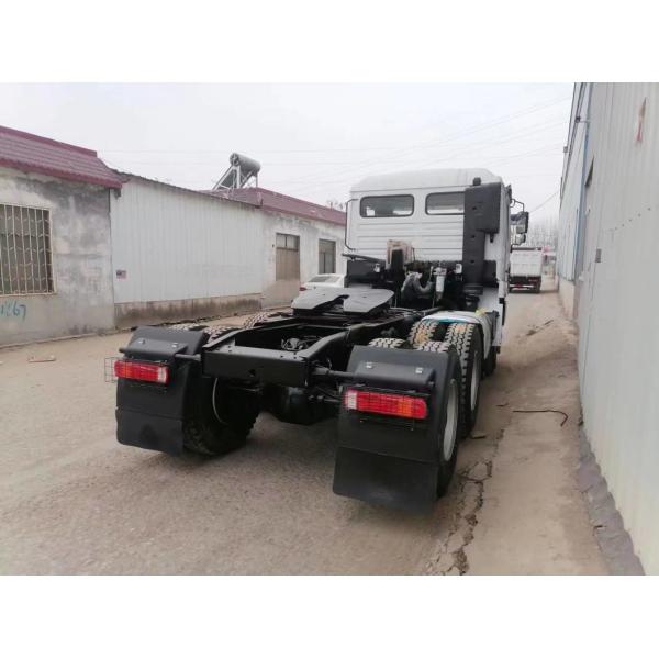 Hand 6X4 Sinotruck HOWO Manual Trucks Head Used Tractor Truck with Radial Tire Design