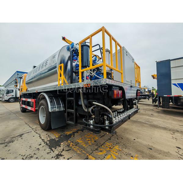 Hot Emulsified HOWO 7000 Liters Asphalt Distributor Truck Spreader Bitumen Spraying Truck
