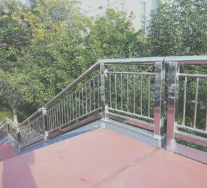 China Safety Stainless Steel Handrail Galvanized Stairway Outdoor Metal Stair Handrail on sale