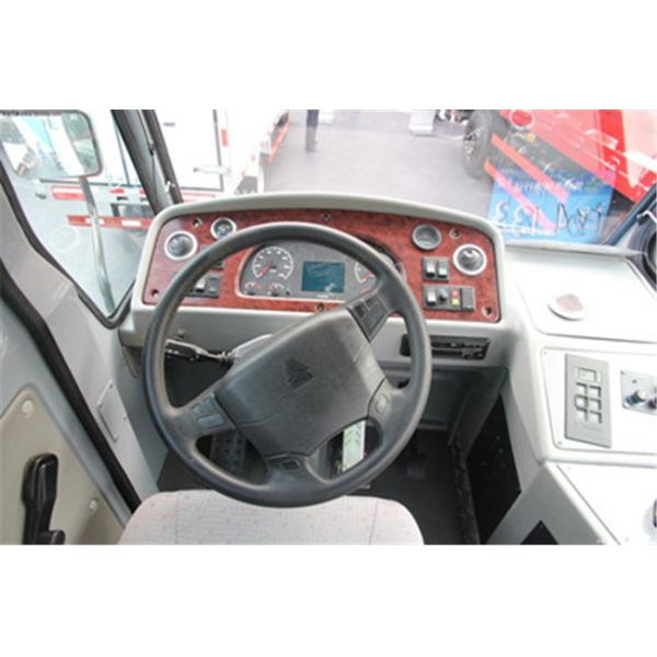 336 HP Mini Tractor Head Trucks With Tubeless Tire 4 × 2 Drive Wheel