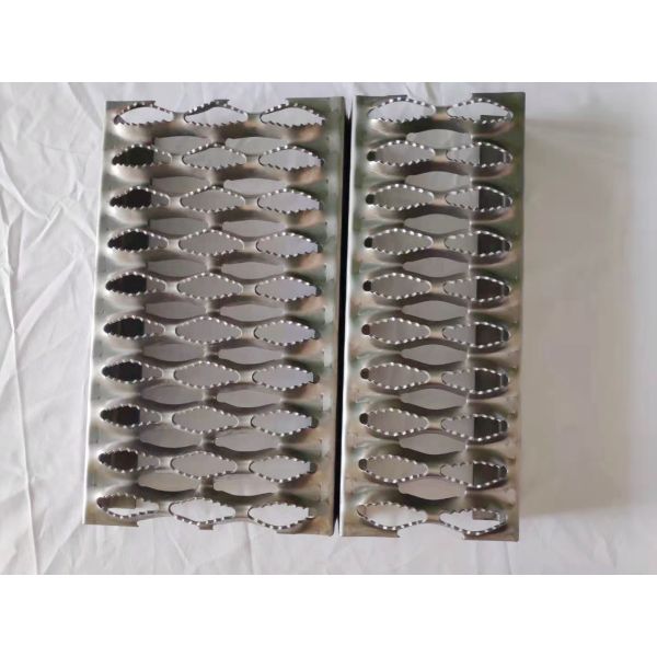 Diamond Hole Shape Hdg Grip Strut Safety Grating Stair Treads Steel Anti Slip