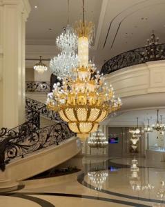 Quality ODM OEM Golden Luxury Large Modern Entry Chandeliers For High End Commercial Buildings wholesale