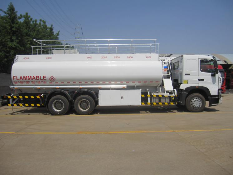 CNHTC Stainless Howo 8x4 Fuel Oil Tank Truck 16-24cbm With Different Compartments For Gasoline Diesel Asphalt Storage