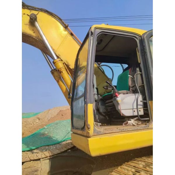 Second hand Komatsu 220-7 excavator, excavator produced in Japan