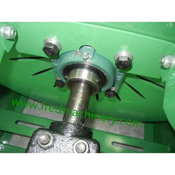 Dual Motorized Rollers Horizontal Wood Chipper , Self Contained Wood Shredder Machine