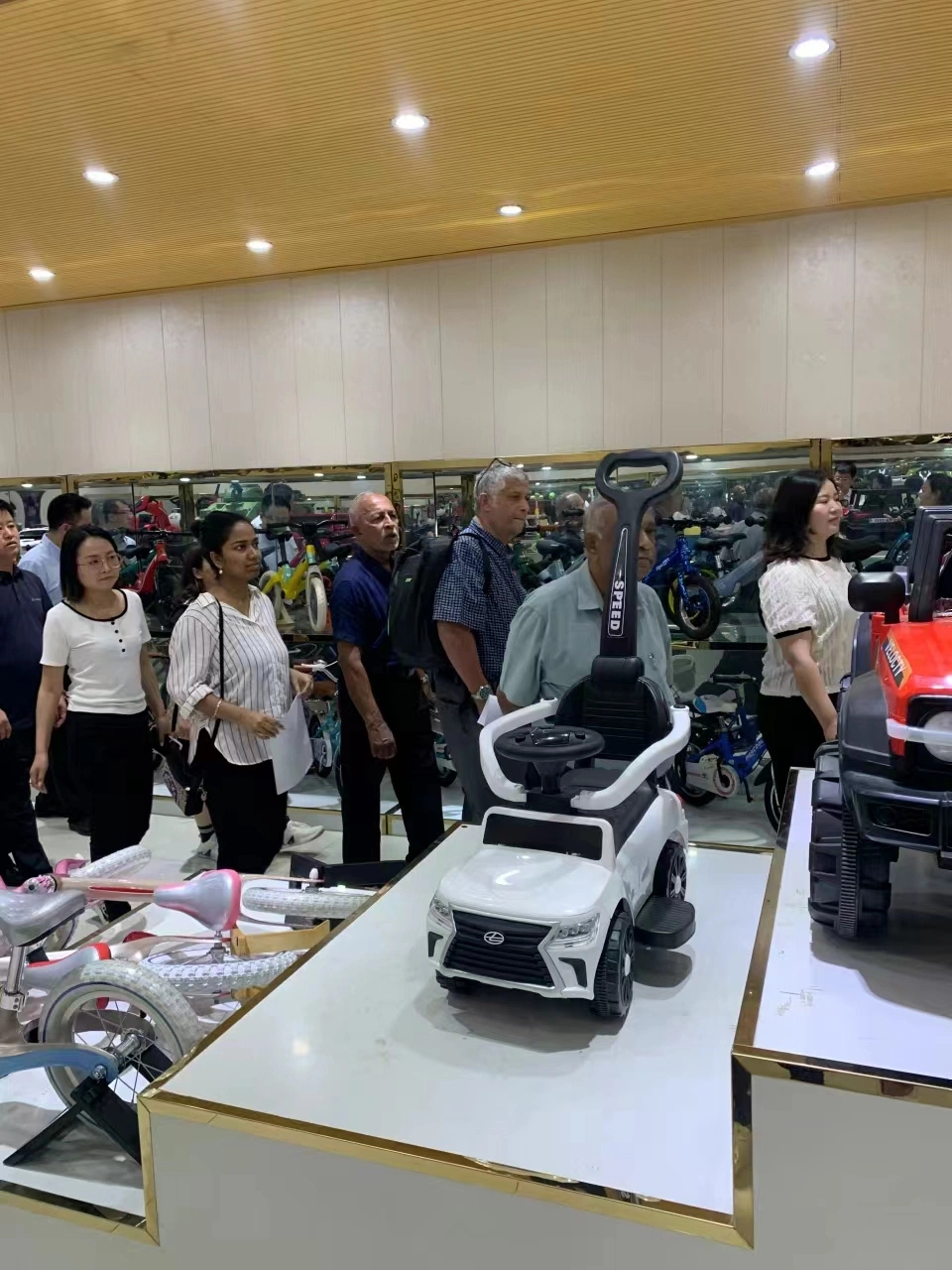 3-8 Years Boys Girls Plastic Kids 3 Wheel Scooter Three Wheel Standing Scooter 30kg