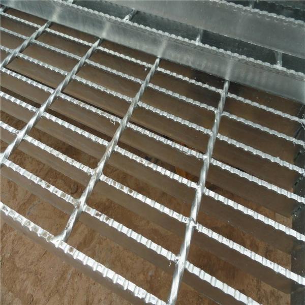 ISO9001 Serrated Steel Grating For Flooring Customized Cross Bar Spacing