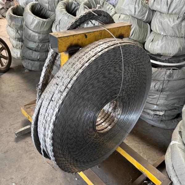 Galvanized Barbed Iron Wire Chain Link Fence Top Barbed Wire Anti-Theft Barbed Wire Protection Net