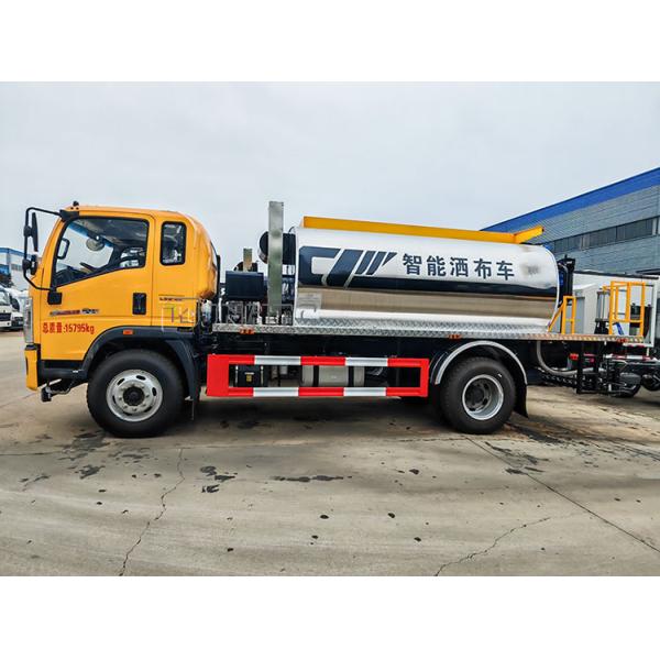 Hot Emulsified HOWO 7000 Liters Asphalt Distributor Truck Spreader Bitumen Spraying Truck