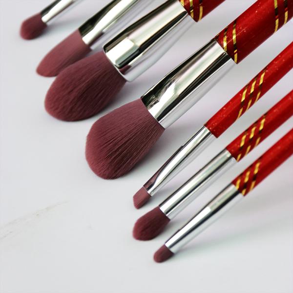 Passionate Red Cosmetic Makeup Brush Set 7 Pieces Patterned Plastic Handle