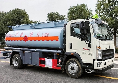 1T - 10T Capacity Fuel Delivery Tank Truck Convenient Fuel Tank Truck With 4 6L Engine