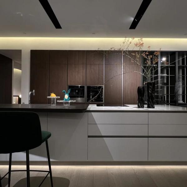 Apartment Antique Style Frame-Line Door Panel Kitchen With Glass Wine Cabinet Wood Veneer Kitchen Cabinet