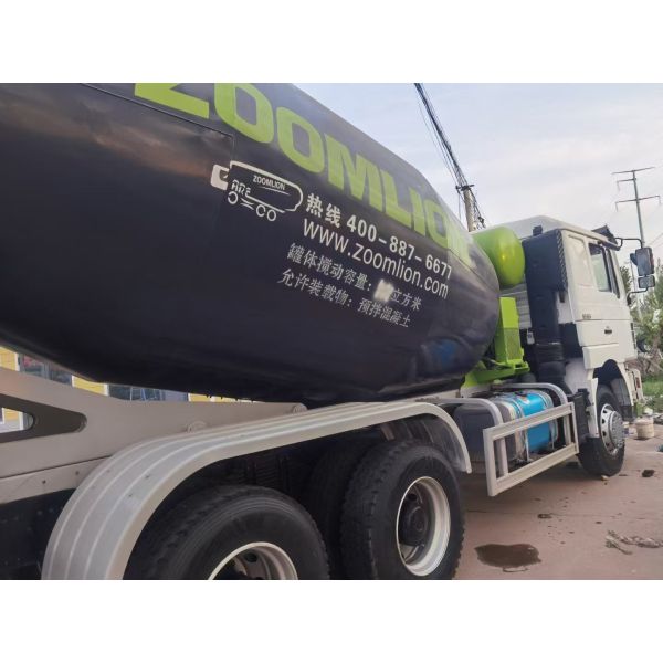 Used HOWO transport vehicles and used Zoomlion mixing tanks