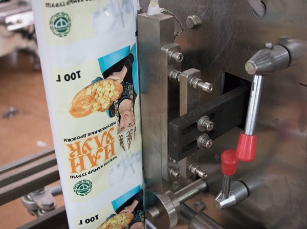 Automatic 50g 100g 120g 150g 200g potato chips/candy/green pean/cashew nut/peanuts Vertical Packing Machine