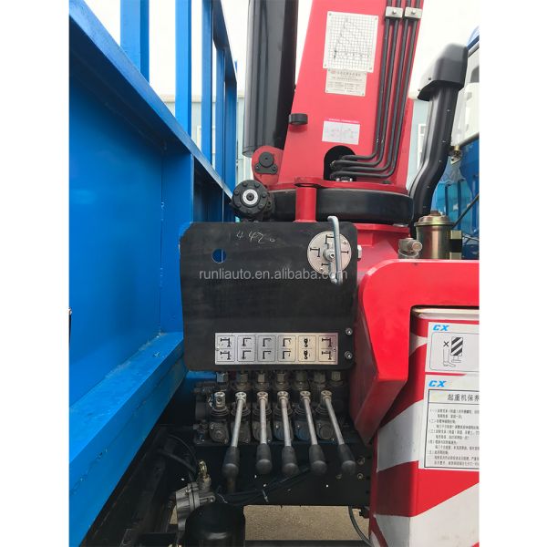 Dongfeng 6x6 AWD 8 Ton Truck Mounted Crane Left Steering 170hp