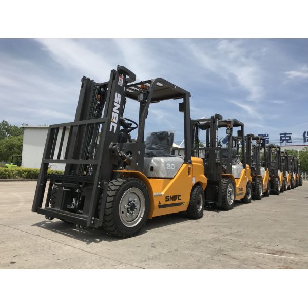 Side Shifter 4x4 Forklift YUNNEI Engine 3500kg Small Off Road Forklift
