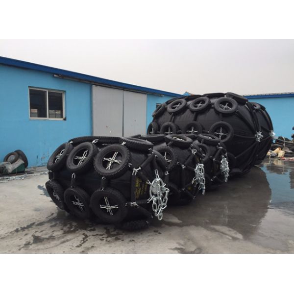 Marine Vessel Ship 50kPa Pneumatic Rubber Fender With Tires And Chains Protect Dock Ship