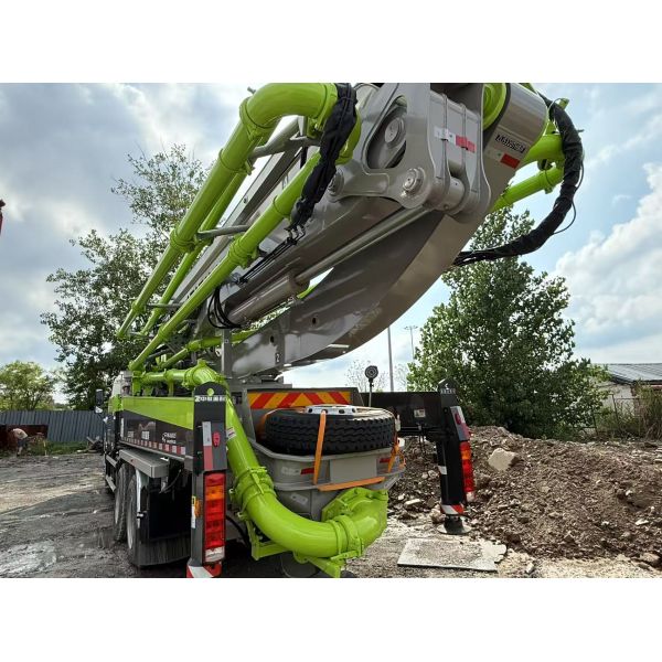 2025 3 Axles Concrete Boom Pump Truck Zoomlion 47m Equipped with FAW Chassis