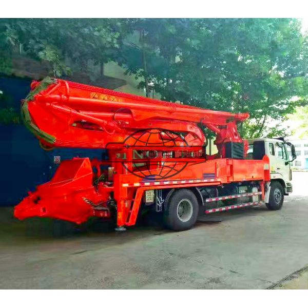 Mobile Concrete Transport Truck 4x2 Concrete Boom Pump Truck 32 / 35m Boom Height