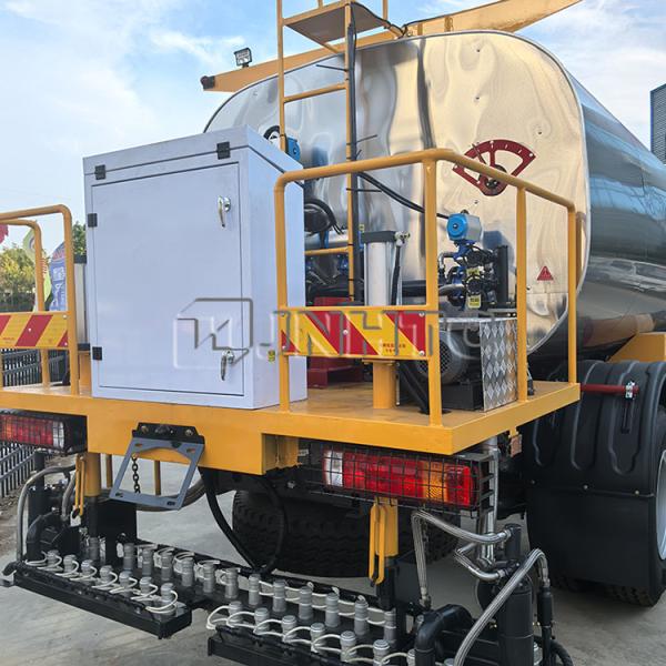 HOWO 4X2 Road Construction Trailer Asphalt Distributor Truck With Spray Bar For Asphalt Priming