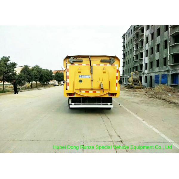 ISUZU EFL 700 Street Washing And Sweeper Truck With Brushes High Pressure Water