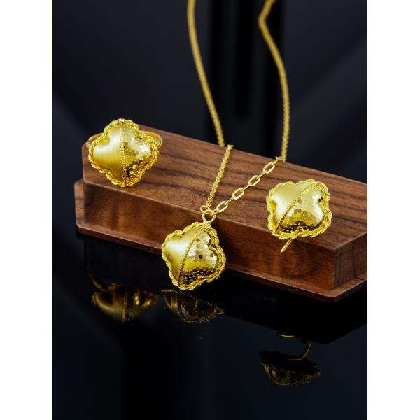 Four-leaf clover pendant 24K gold jewelry.