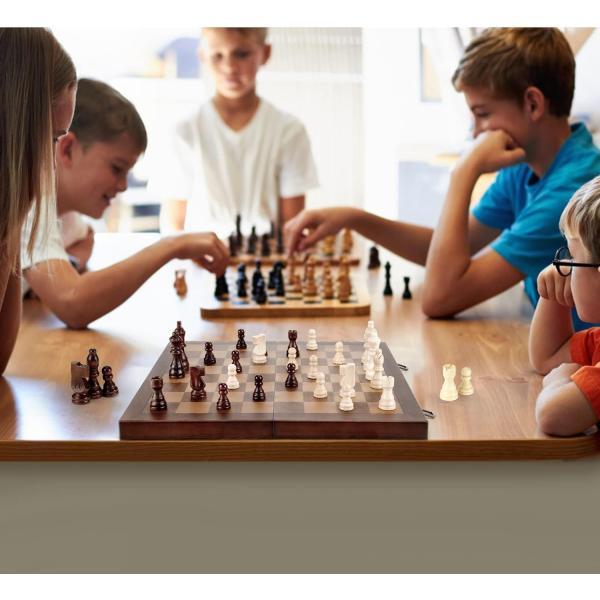 Foldable wooden chess set