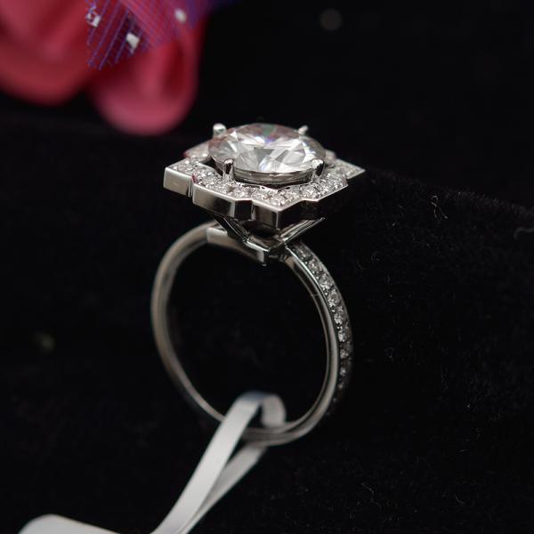 2cts Moissanite Jewelry Ring Round Shape 8mm Size OEM / ODM Acceptable