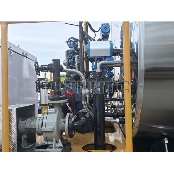 HOWO 4X2 Road Construction Trailer Asphalt Distributor Truck With Spray Bar For Asphalt Priming