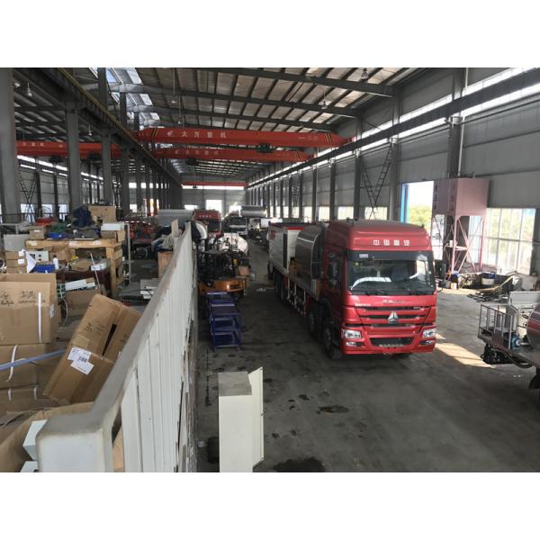 25000kg Sinotruck Howo Synchronous Chip Sealer Truck For Asphalt And Gravel Chips Spray
