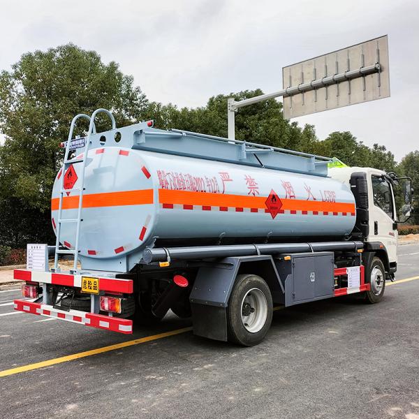 Oil Transportation with White Dongfeng Freka 9.6 Oil Tanker Truck 4 6L Engine Capacity