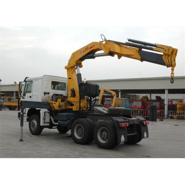 SINOTRUK Tractor Truck Mounted Hydraulic Crane 6X4 LHD 336HP XCMG 12 Tons Crane