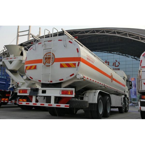 Howo Dongfeng Chassis Oil Tank Truck for Diverse Petroleum Transportation Requirements
