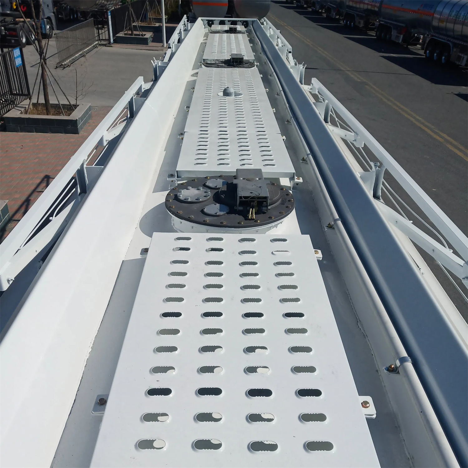 3-Cabin 3-Axle Aluminum Alloy Fuel Tank Semi-Trailer with Dual Line Braking System and 50 ton Max Payload from Original