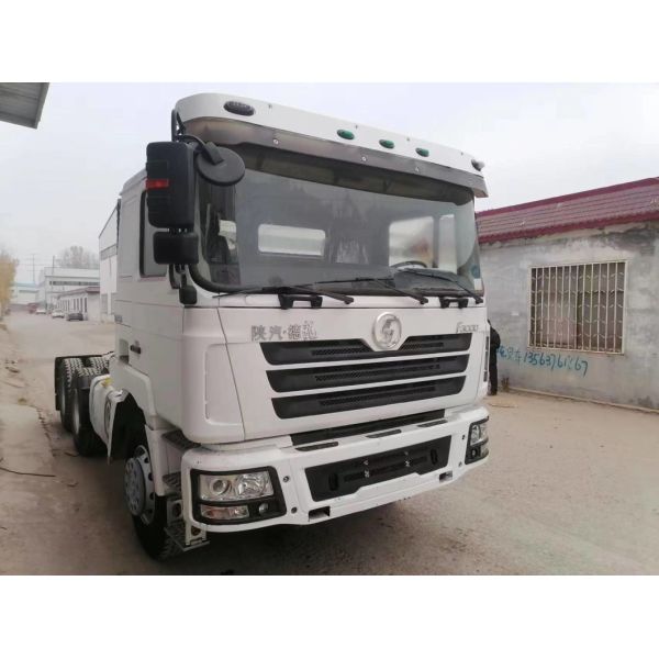 Hand 6X4 Sinotruck HOWO Manual Trucks Head Used Tractor Truck with Radial Tire Design