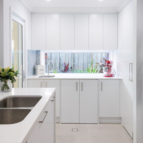 Factory Direct Customized Kitchen Cabinets Modern White Lacquer Wooden Kitchen Furniture Set Kids' Cabinets Kitchen Isla