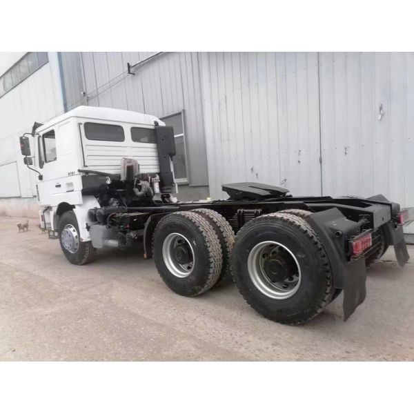 Hand 6X4 Sinotruck HOWO Manual Trucks Head Used Tractor Truck with Radial Tire Design