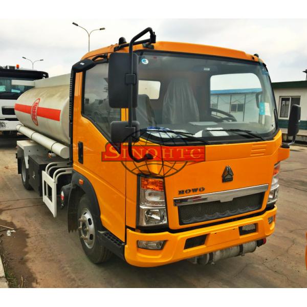 HOWO 1000 - 1200 Gallons Petrol Tank Truck Carbon Steel Tank Material
