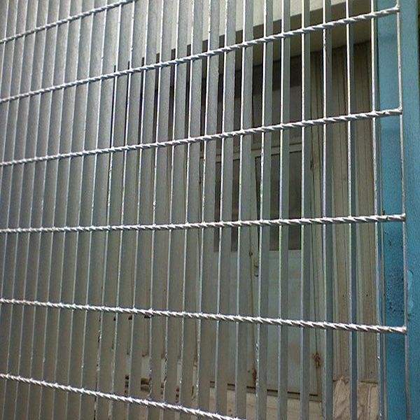 Carbon Steel Q235 Hot Dip Galvanised Welded Mesh Fencing Grid Customized