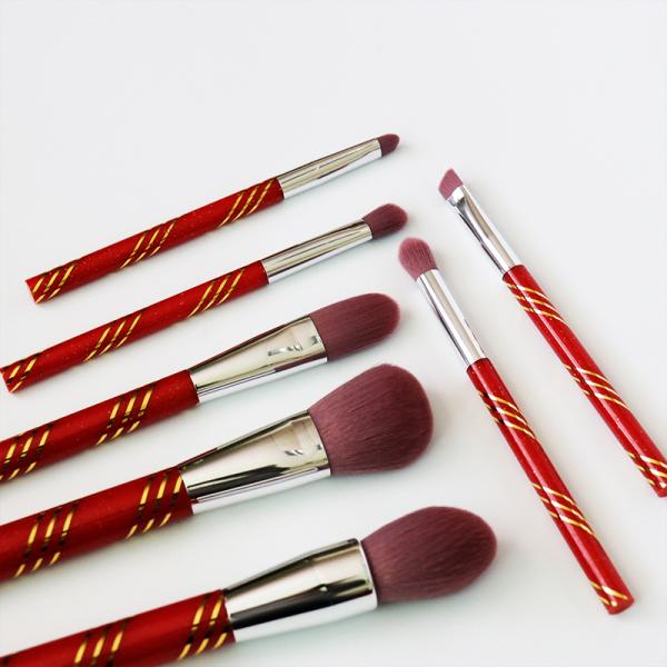 Passionate Red Cosmetic Makeup Brush Set 7 Pieces Patterned Plastic Handle