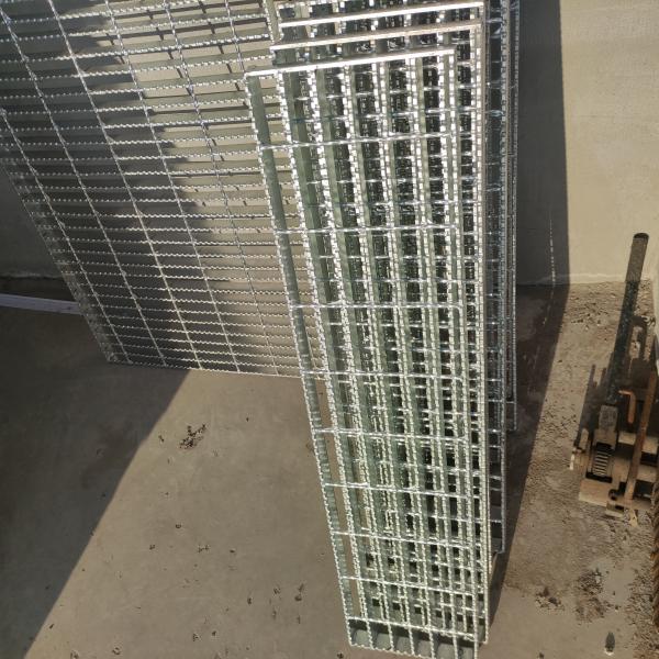 Steel grating step plate